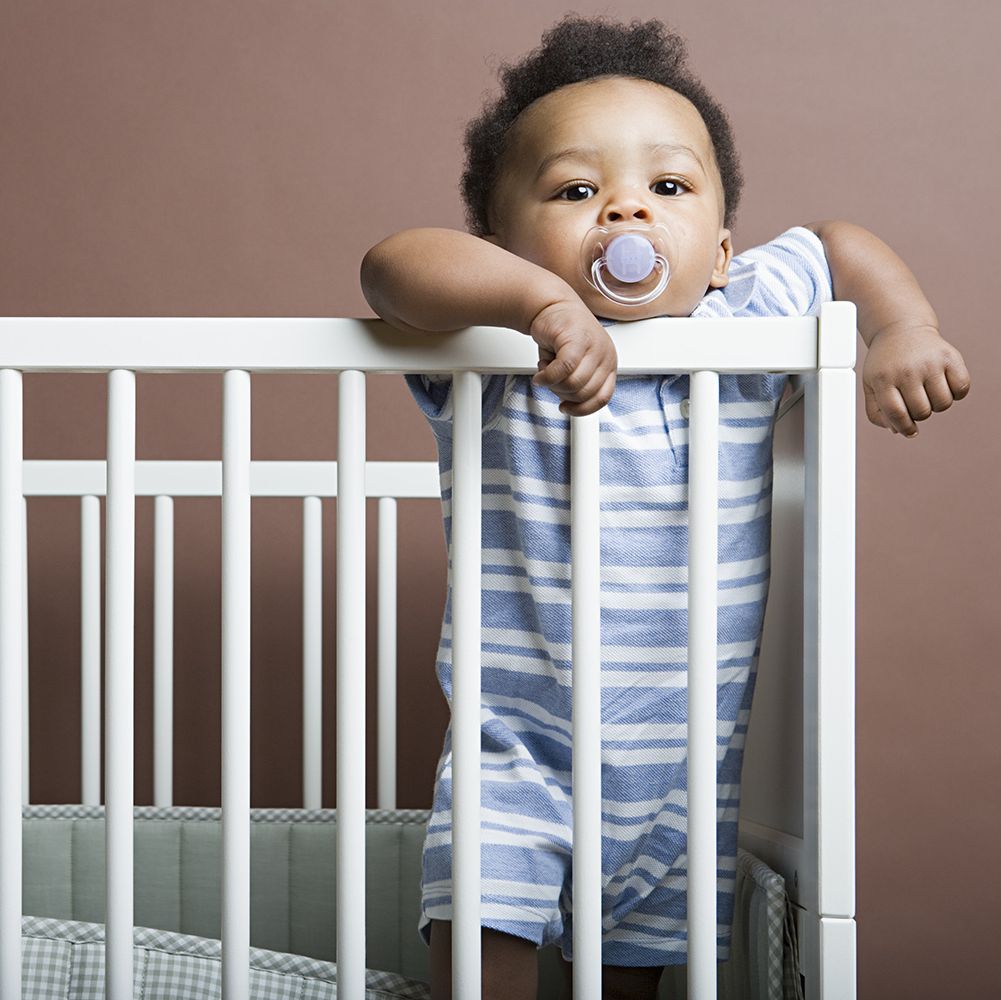 baietel stand in patut in top nume de baieti