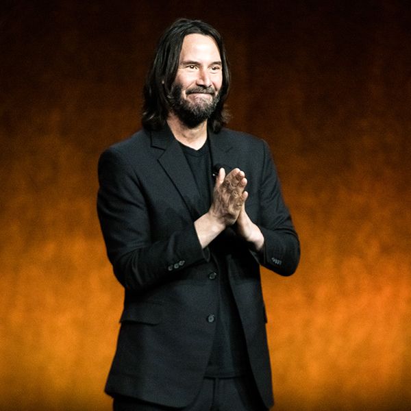 Keanu Reeves, care joaca rolul neo in matrice, singur pe scena, prezentand unul dintre filmele sale, neo a fost unul dintre primele o mie de nume de baieti este 2021