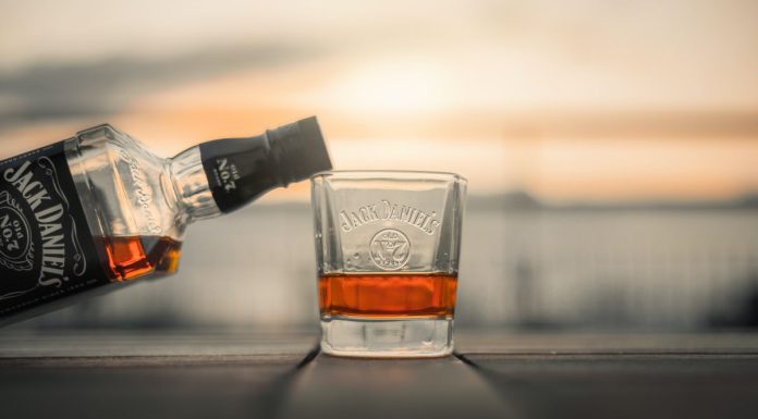 Un pahar de Jack Daniels la finalul zilelor obositoare, o rutina nobila si eficienta!